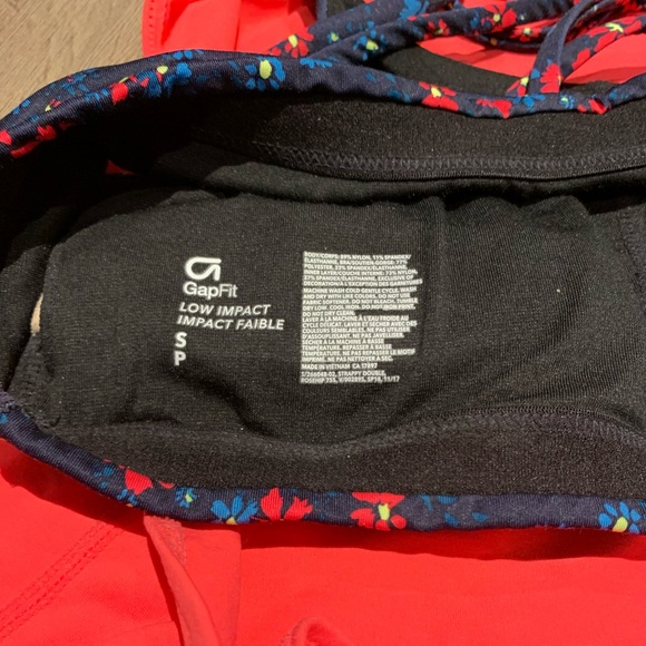 EUC. Gap fit top with build in bra. Size small. - Picture 2 of 5